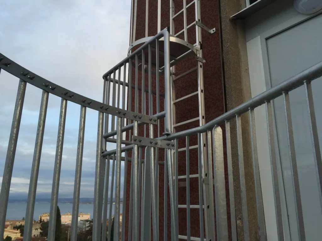 MISE EN SECURITE AVEC FABRICATION GARDE CORPS INDUSTRIELS POUR ECHELLE A CRINOLINE CHATEAUNEUF LES MARTIGUES