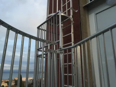 MISE EN SECURITE AVEC FABRICATION GARDE CORPS INDUSTRIELS POUR ECHELLE A CRINOLINE CHATEAUNEUF LES MARTIGUES