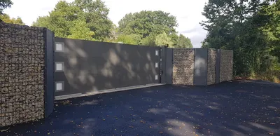 Portail coulissant  en aluminium motorisé 5000 x 1700 avec motorisation Somfy intégrée dans le poteau . Réalisation SB CONCEPT,