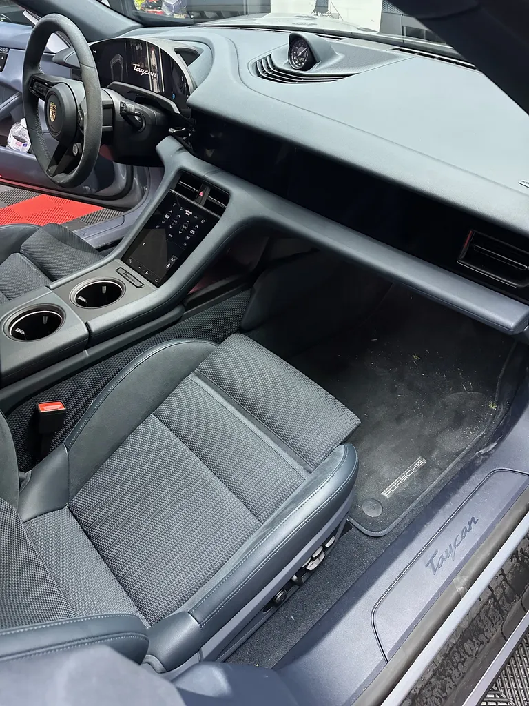 Intérieur Porsche Taycan (avant)