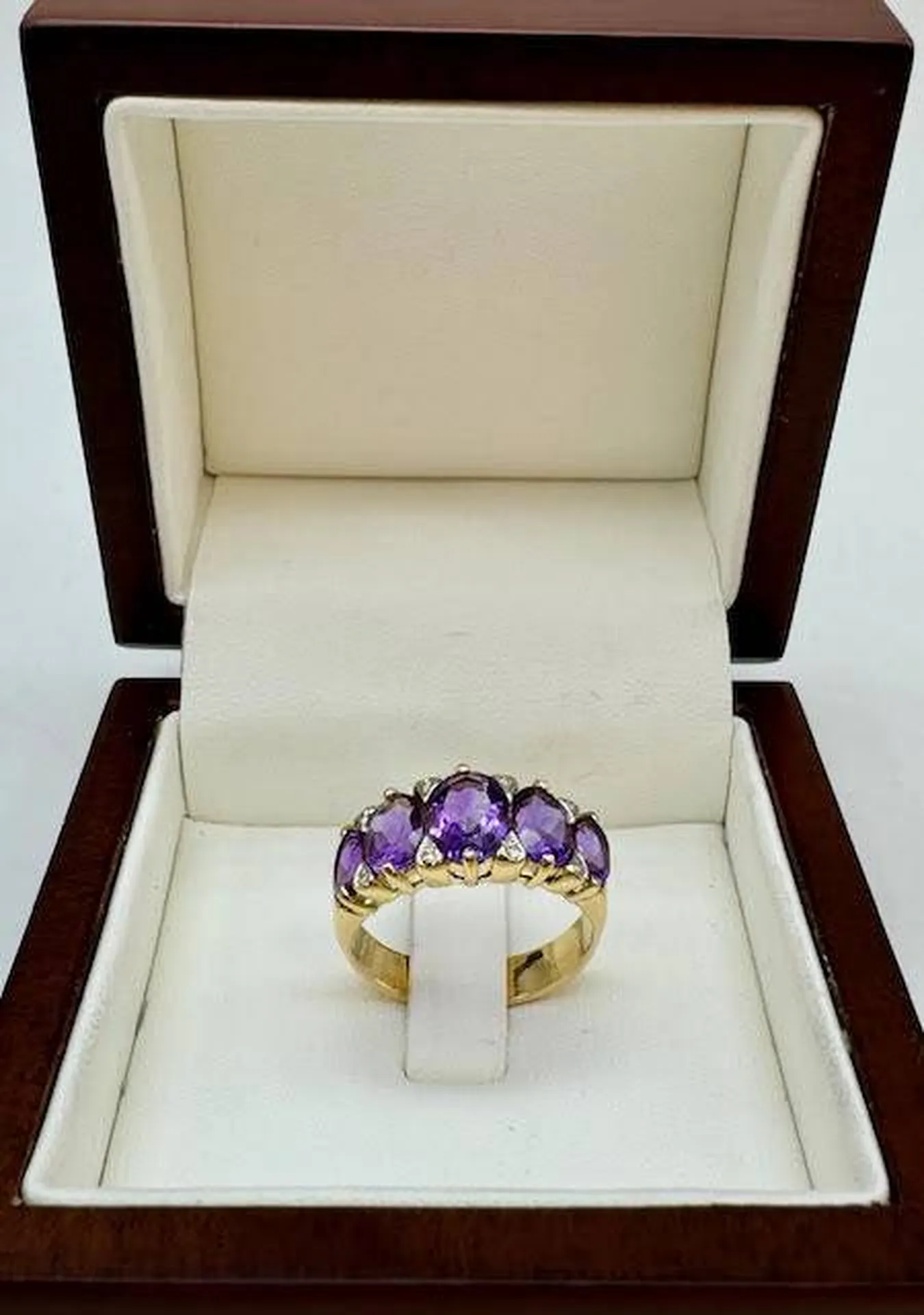 Élégance Intemporelle : La Bague en Or 750 avec Améthystes chez Or Ligne près de Bordeaux