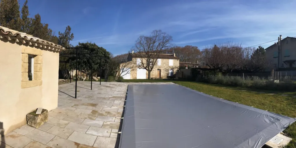 Réalisation d'une piscine Diffazur avec plages en pierre et abri