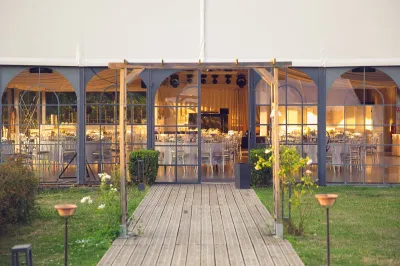 Agence de wedding planner experte pour un mariage franco-asiatique organisé dans l'orangerie d'un élégant Manoir en Ile-de-France