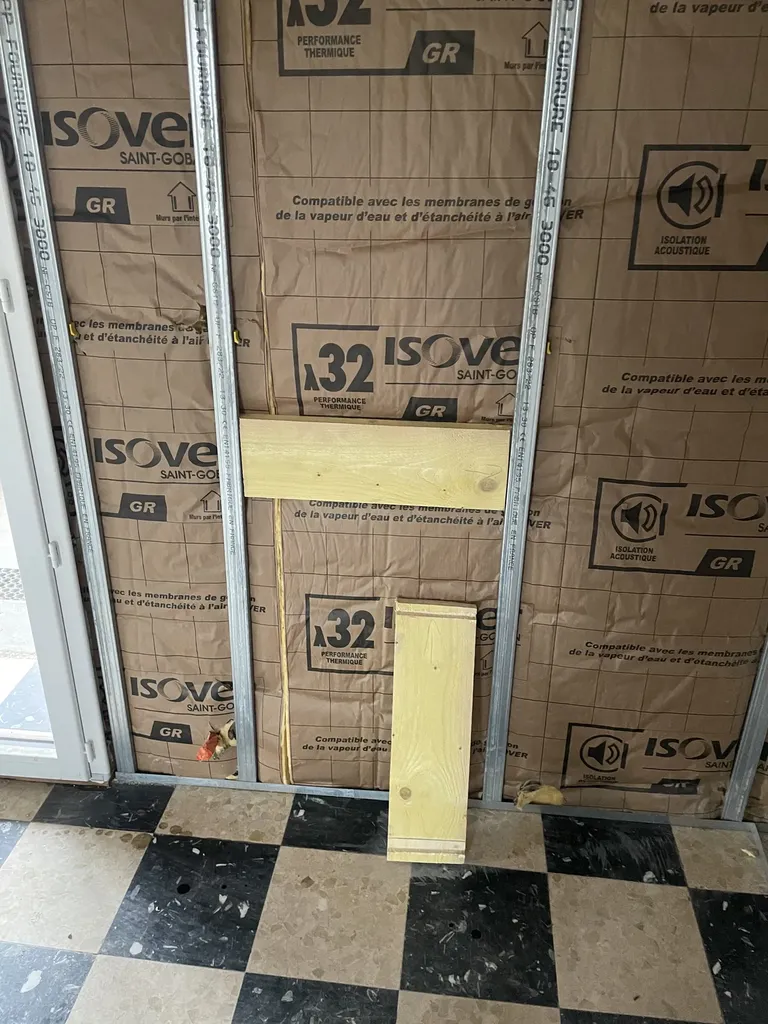 Isolation thermique intérieure avec laine de verre sur mur en moellon pour améliorer la performance énergétique à Charnay-lès-Mâcon (71).