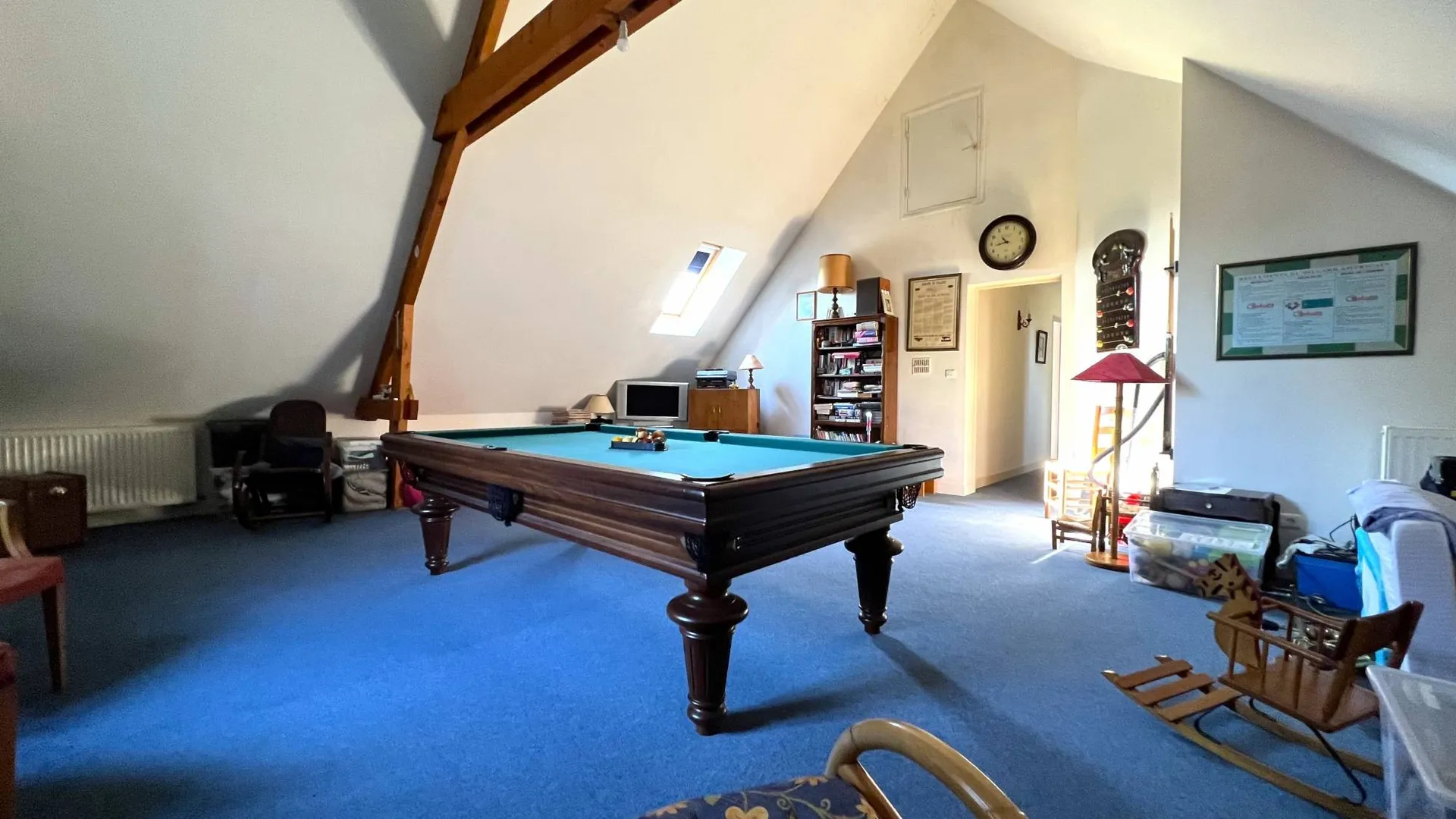 Une grande salle de jeux billard