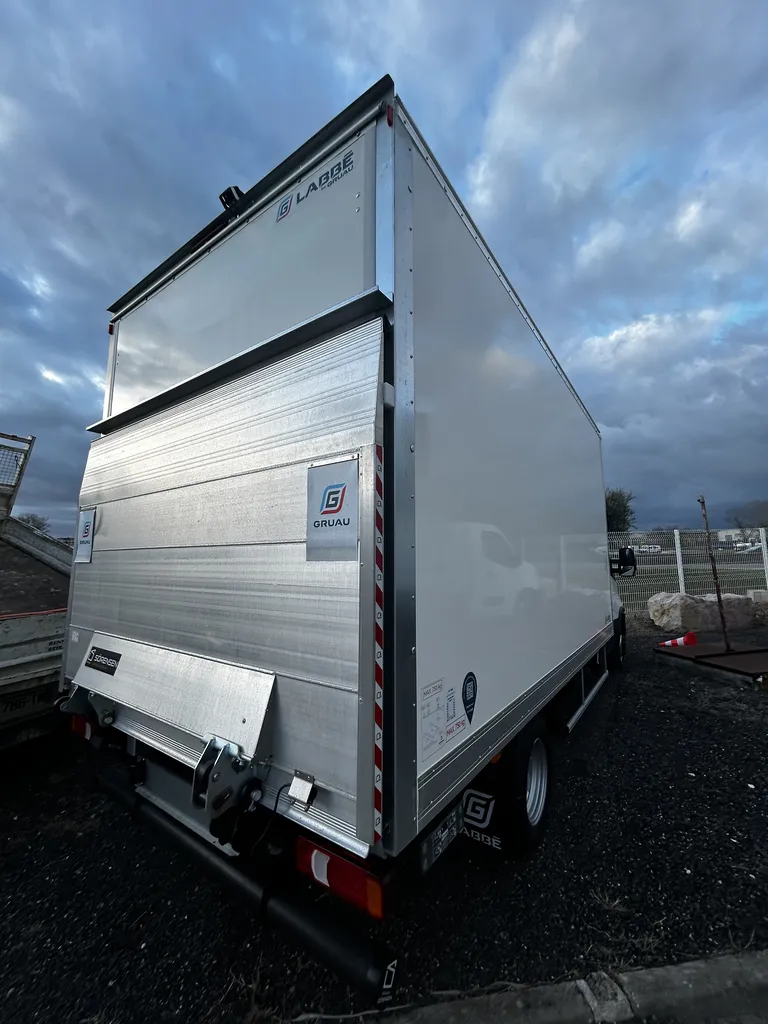 IVECO DAILY CAISSE ET HAYON 750 KGS