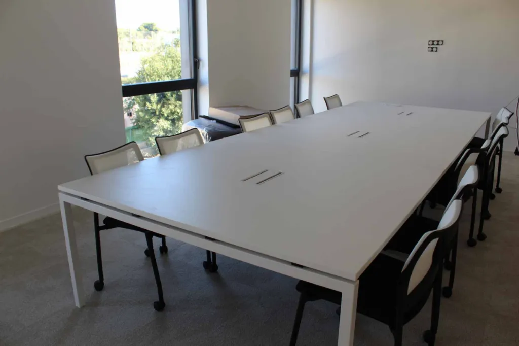 Réaménagement complet d’un plateau de 400 m² à Aubagne avec panneaux acoustiques orange, mobilier ergonomique et ambiance bicolore bois/anthracite