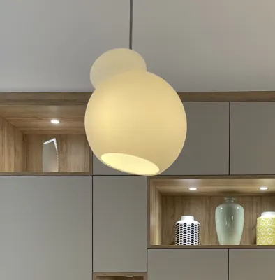 Cuisine moderne avec coin repas intégré et ambiance chaleureuse, par l’Atelier D. architecte d’intérieur à Bordeaux