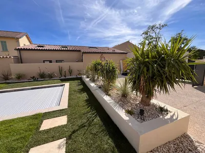 Création d’un jardin sur mesure à Aix-en-Provence 13090, alliant massifs élégants et éclairage soigné pour un espace unique