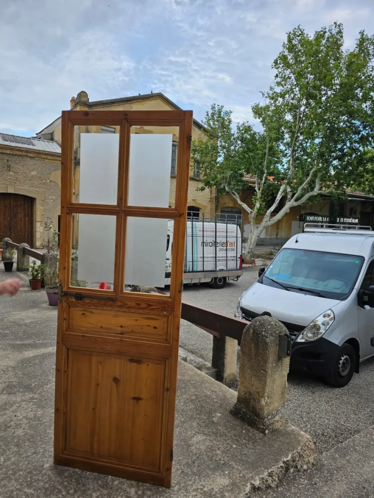 Fabrication et pose de vitres sérigraphiées par technique de sablage avec décors personnalisés à Eygalières