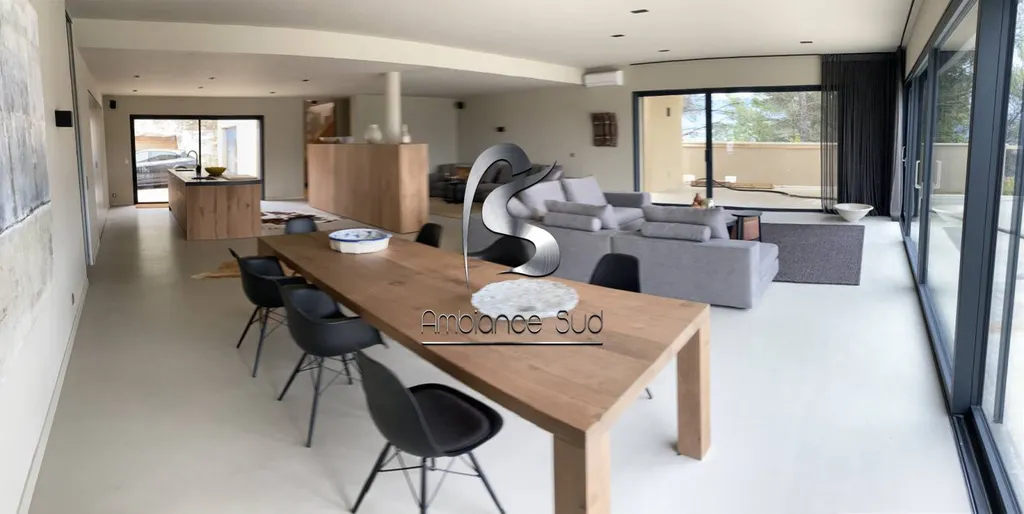 Béton ciré industriel pour sol décoratif design salle à manger à Saint Tropez Var 83