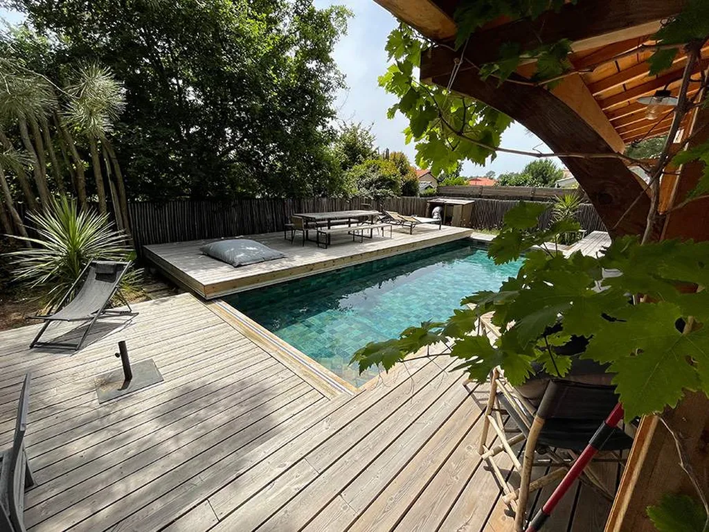 piscine protégée par une plage mobile proposée par Alliance Piscines Toulon