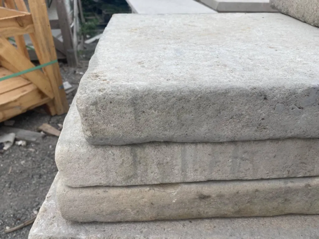Finition vibrée sur chant épais pour margelle bassin 