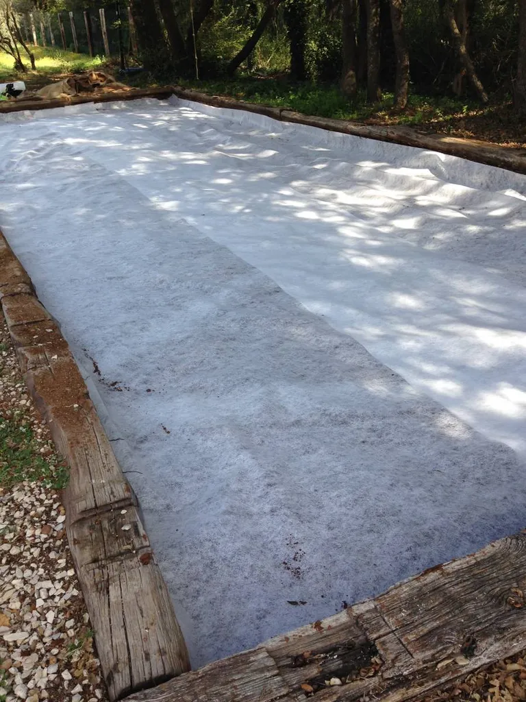 Mise en place d'un géotextile dans le terrain de Grans pour réalisation d'un terrain de boule