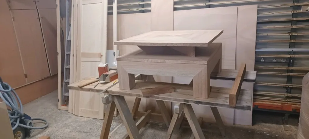 Table basse contemporaine en bois exotique pour une villa a Aix en Provence
