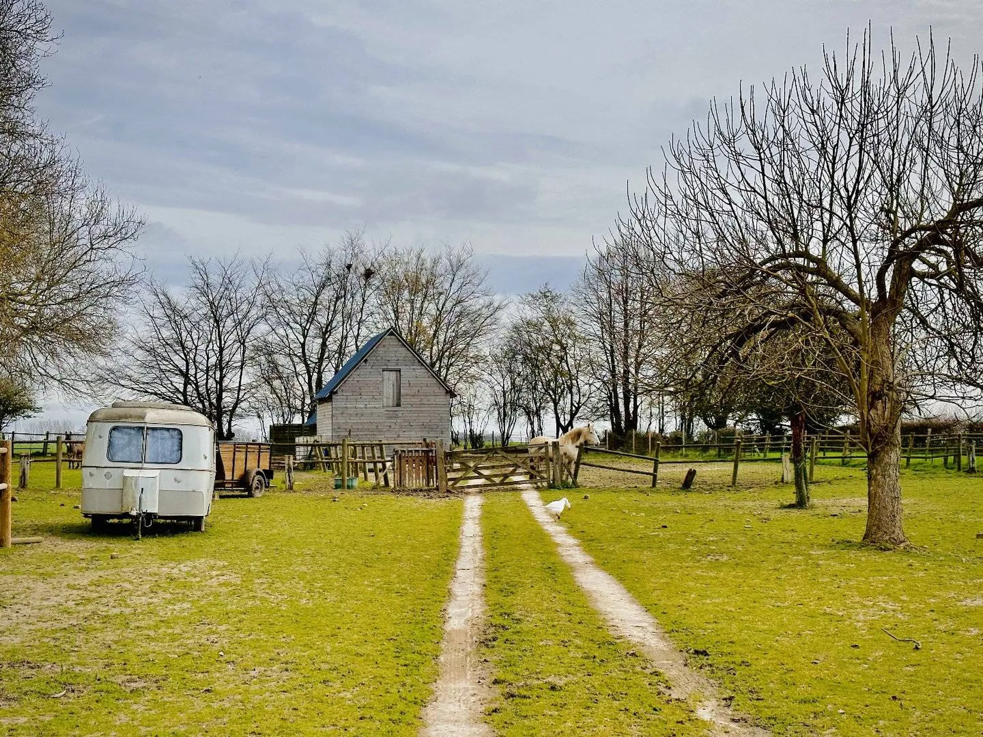 A vendre longère à la campagne avec un grand terrain et des équipements annexes.