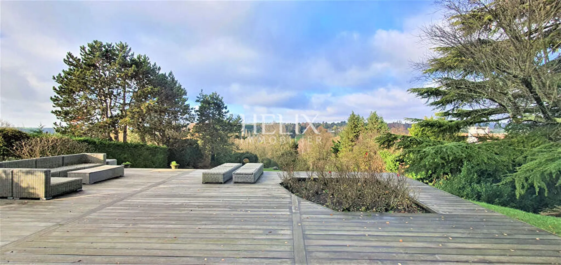 Vue sur le golf de Saint Nom la Bretèche pour cette maison avec 5 chambres