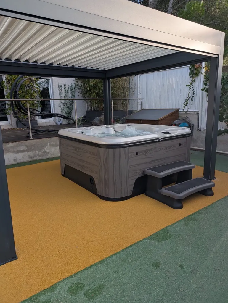 Mise en place d'une pergola Bioclimatique Marquises modèle IZI sur Ensues la Redonne