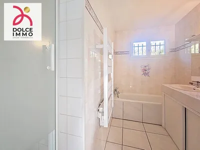 Salle de bains complète – Maison confortable à Blanquefort avec baignoire et douche.
