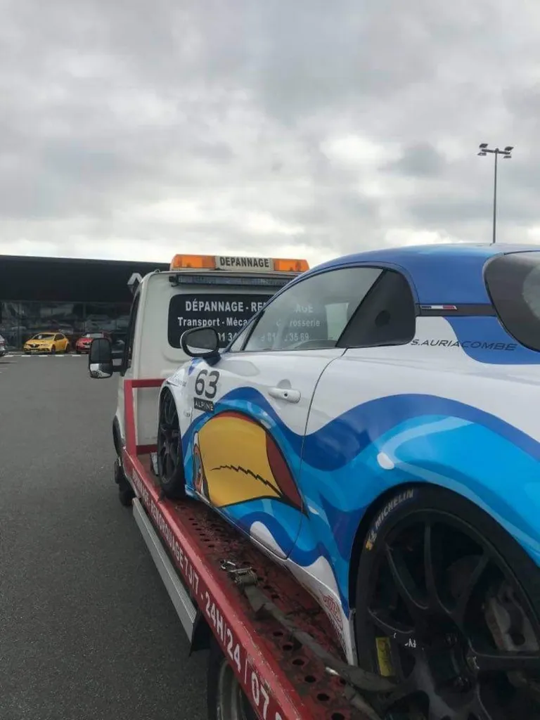 Transport pour livraison au client de son Alpine A110 GT4 préparée circuit entre Clermont Ferrand et Bordeaux
