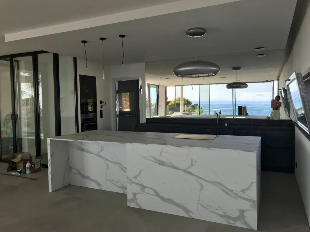 Vente et pose d'une cuisine italienne haut de gamme sur mesure avec îlot central à Toulon dans le 83