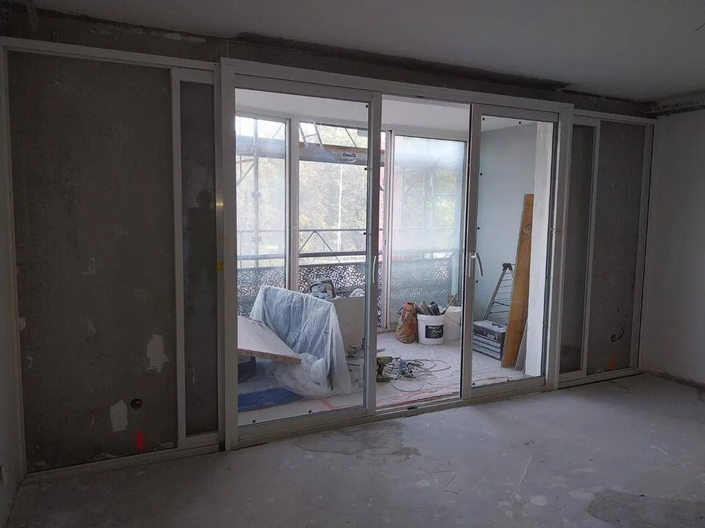 Installation d'une baie vitrée en aluminium triple vitrage dans le 9e arrondissement à Lyon Vaise