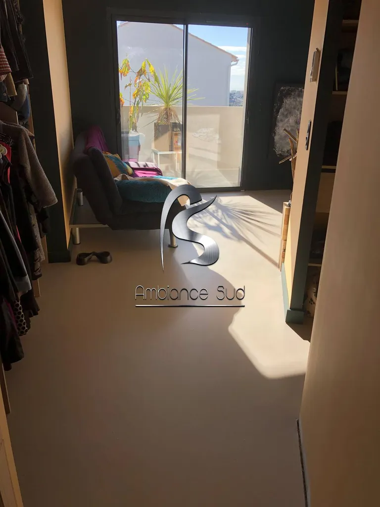 Pose d’un béton ciré coulé sur du carrelage dans une chambre à Ollioules près de Sanary sur Mer