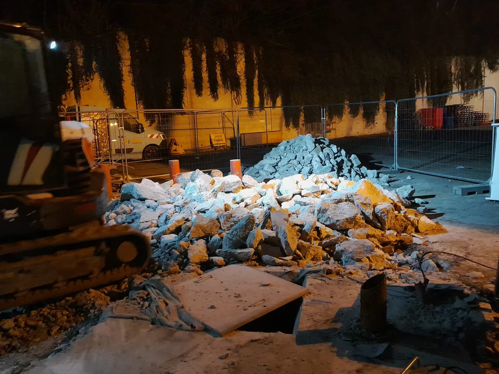Entreprise de démolition à Ecully, près de Lyon: démolition de dalle béton avec pelle mécanique et BRH