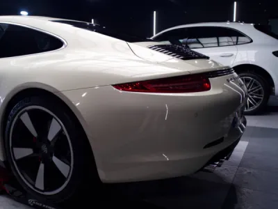Chaque cliché de cette Porsche 911 991 50ème anniversaire raconte une histoire de luxe et de protection. Grâce au film XPEL, la carrosserie reste impeccable, préservant l'esthétique originale de ce modèle exclusif