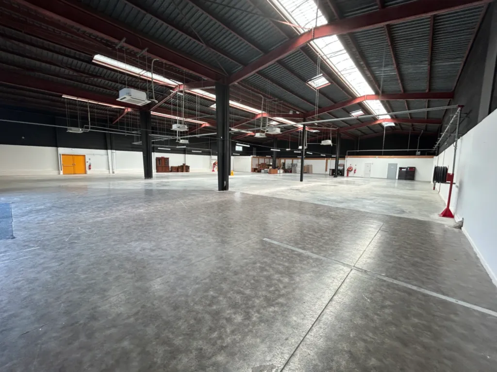 GONFREVILLE-L’ORCHER  –  À LOUER LOCAL COMMERCIAL AVEC FORTE VISIBILITÉ