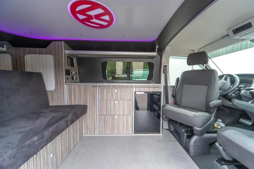 VW T6 Long aménagé sur-mesure à Marseille : van à plafond LED programmable pour les nuits méditerranéennes