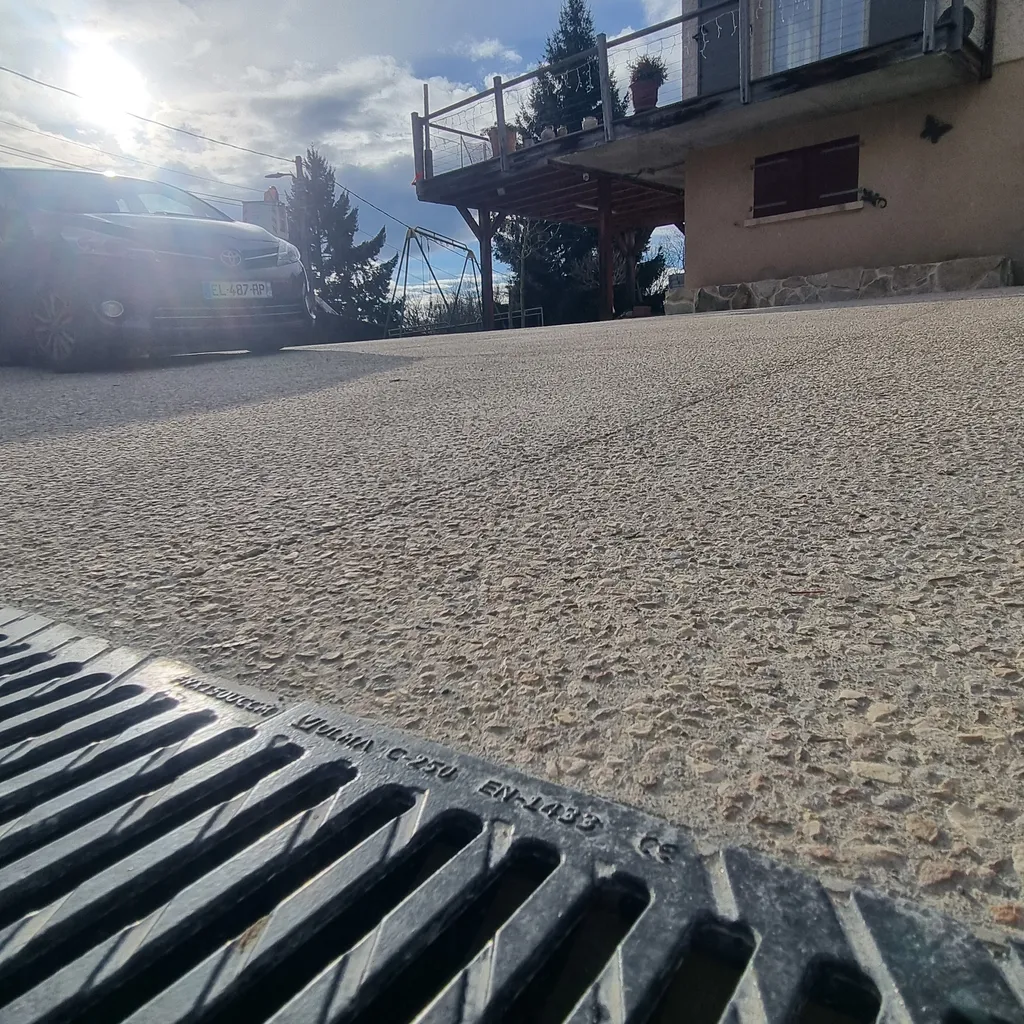 Création d’une cour carrossable en béton décoratif sur une surface extérieure de 200 m² dans l'Hérault