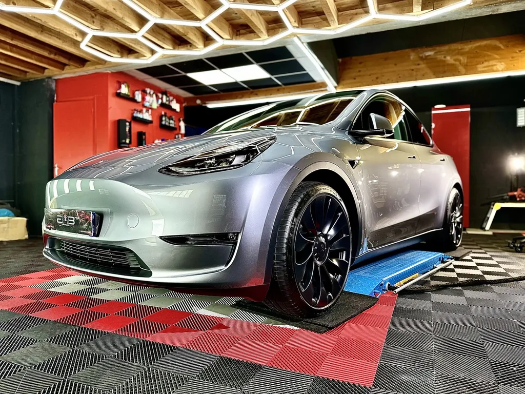 traitement céramique Lyon film de protection carrosserie PPF film plastique carrosserie Tesla model Y Lyon 