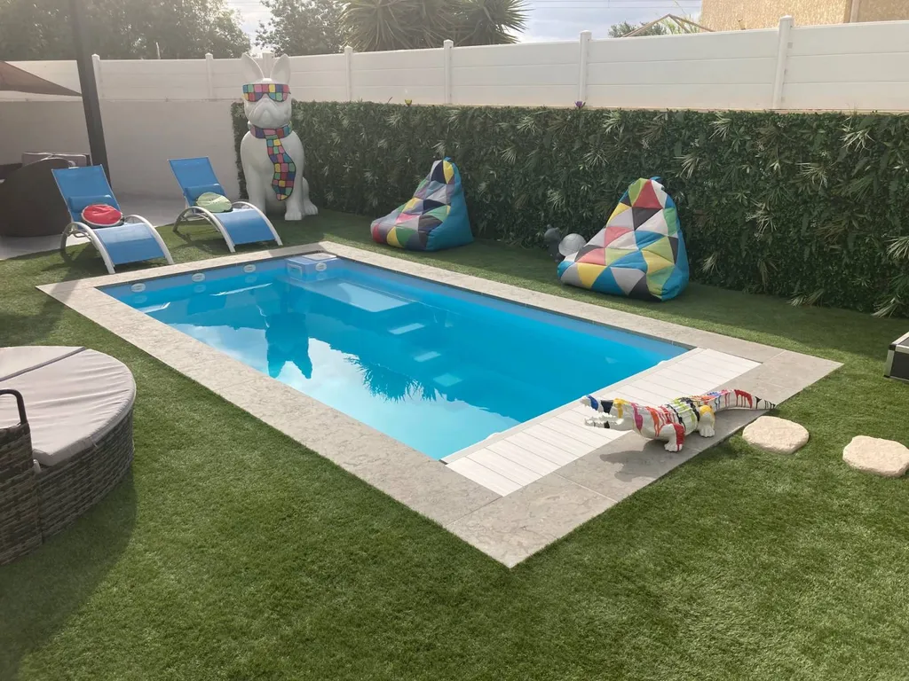 Installation d’une piscine 4x2m à Sanary-sur-Mer avec volet immergée haut de gamme – idéale pour une relaxation toute l’année.
