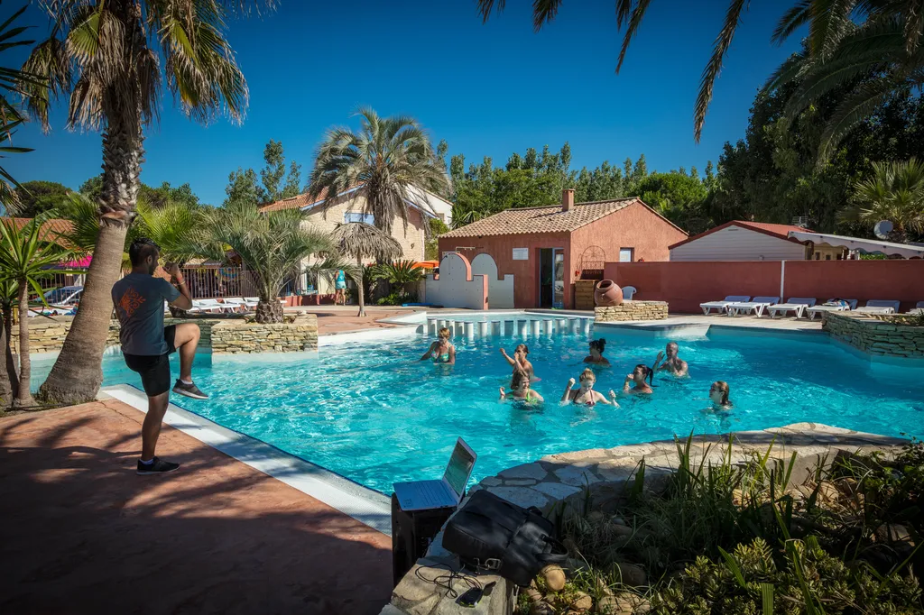 Piscine chauffée pour les vacances d'étè en famille dans camping à taille humaine