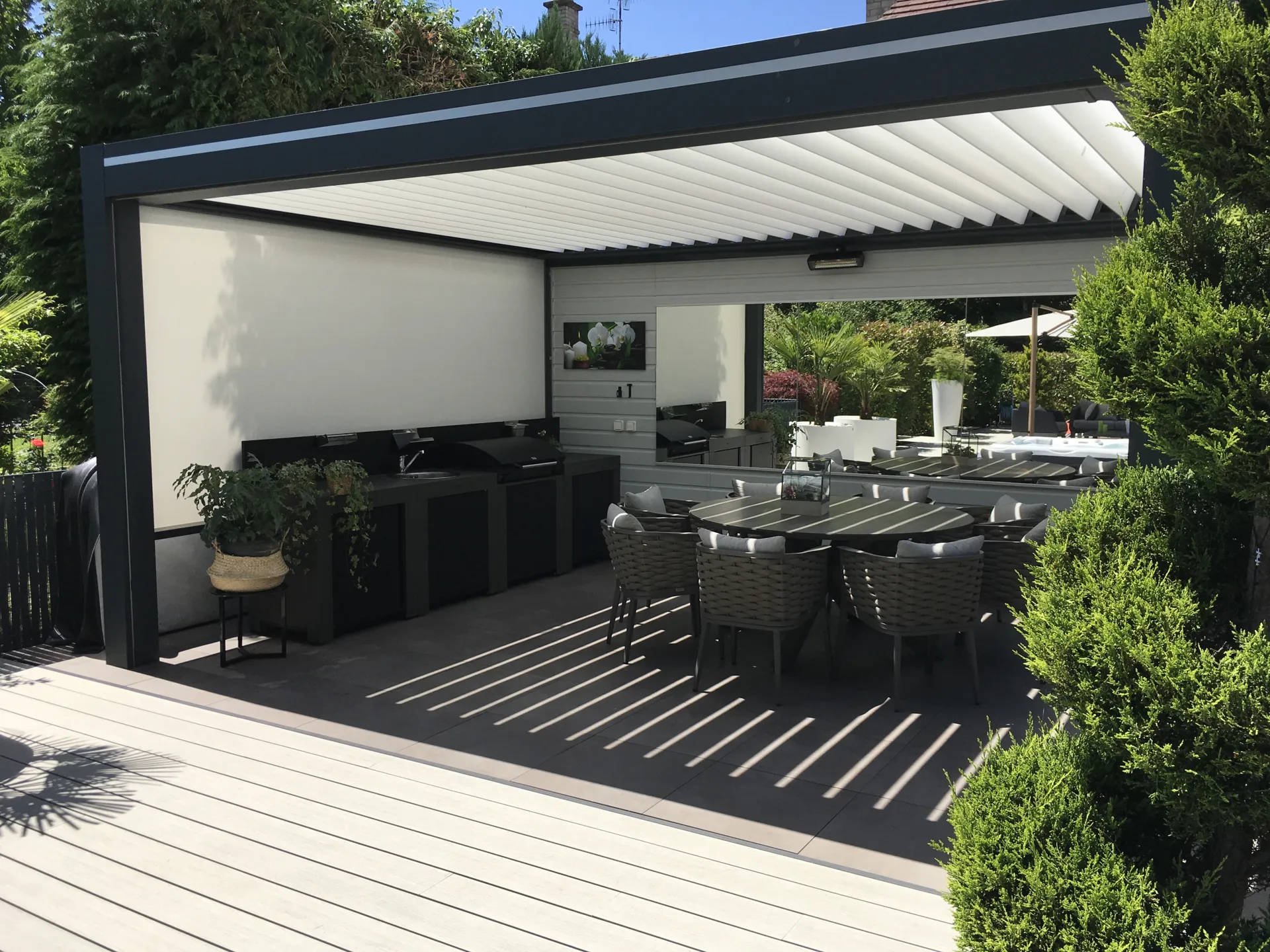 Intégration d’une pergola bioclimatique aluminium avec store enroulable motorisation Somfy sur les trois cotés à Danjoutin près de Belfort