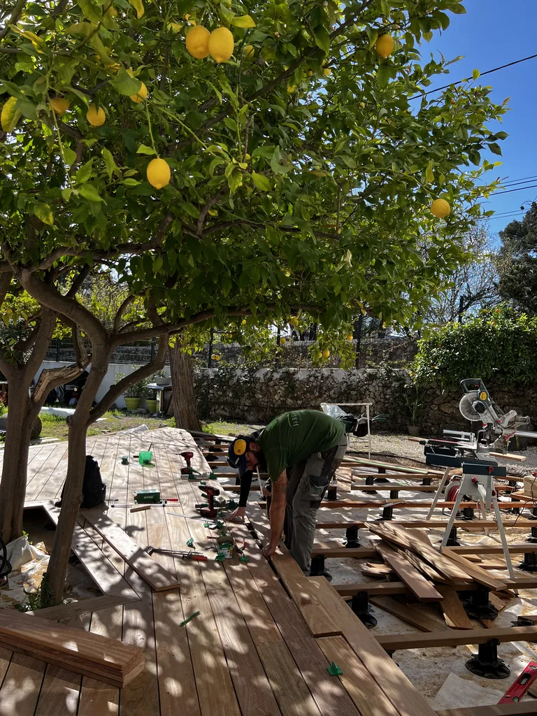 Création d’une terrasse bois exotique et d’un espace en travertin à Toulon