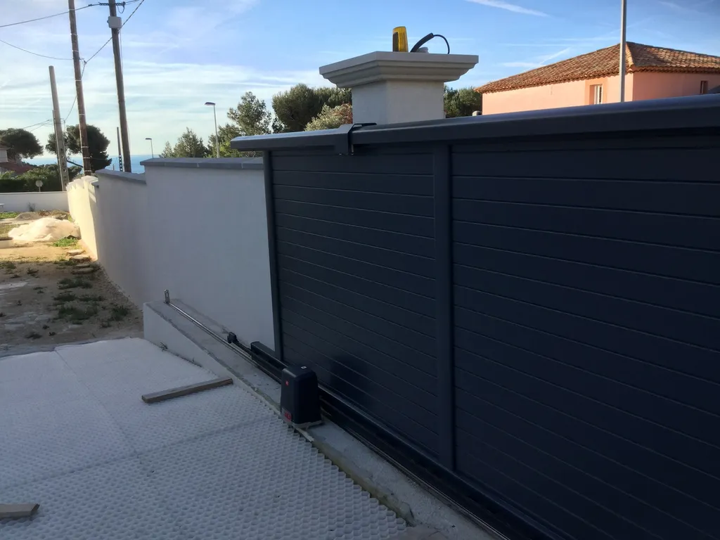 Portail coulissant lames horizontales sur Carry le Rouet