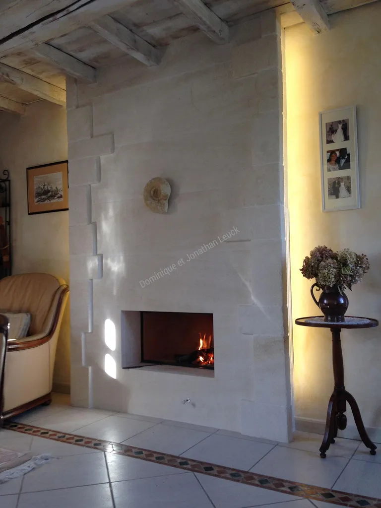 Cheminée en pierre d'Estaillades avec foyer type TOTEM frontal 900