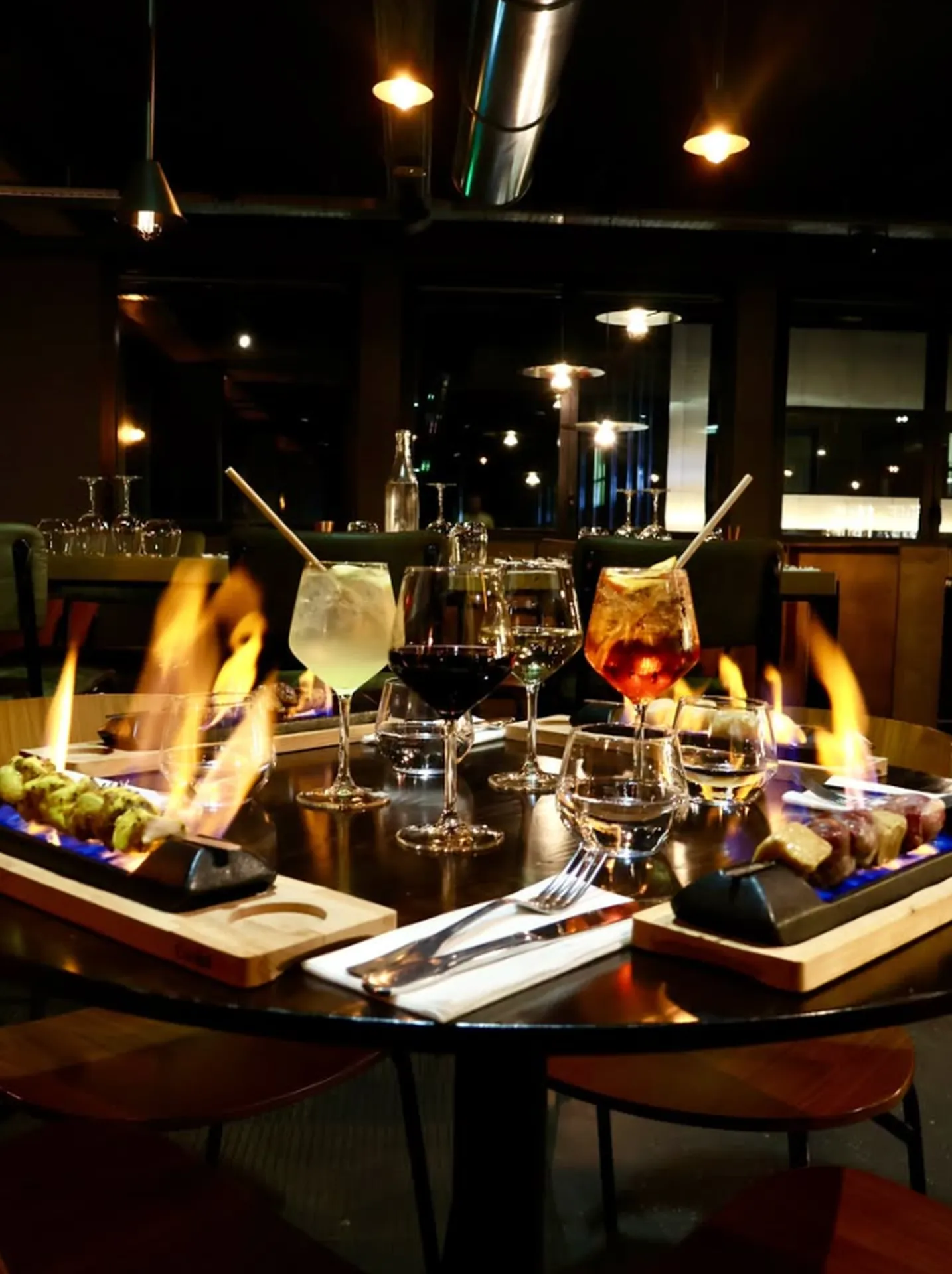 Restaurant festif avec produits frais, tapas maison et terrasse extérieure ouverte le soir à Charbonnières-les-Bains