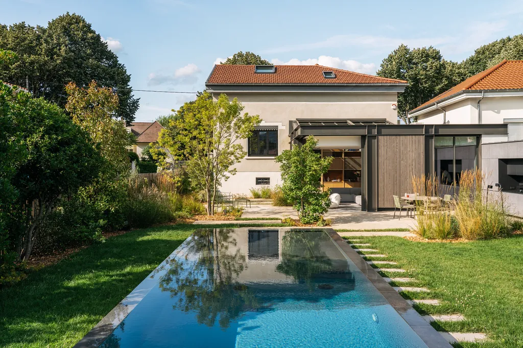 Aménagement paysager complet avec piscine, spa et plantations dans un jardin contemporain à Fleurieu-sur-Saône (69250)