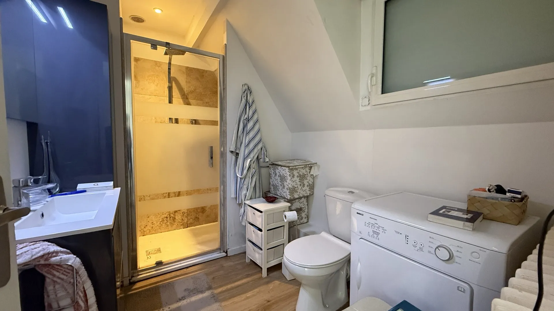 Une salle d’eau rénovée et des rangements complètent l’espace nuit de cette maison à vendre en Normandie.
