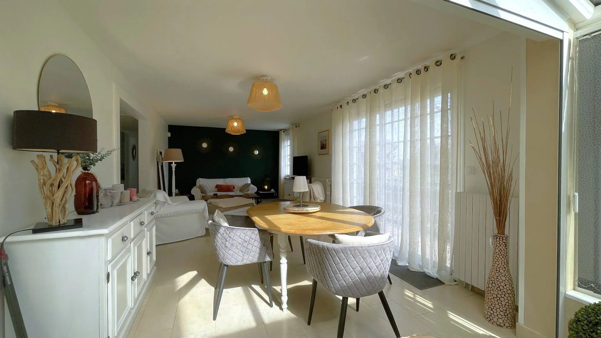 Maison rénovée avec séjour lumineux à vendre : Le rez-de-chaussée offre un séjour spacieux de 28 m² avec bow-window, apportant une belle luminosité à la pièce principale.