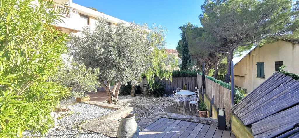 Vente appartement T2 Cassis dans un petit immeuble proche du port ouvrant sur 100 m² de jardin privatif