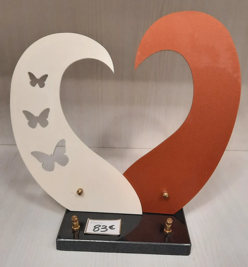 Plaque funéraire altuglas coeur avec papillons blanc et orangé sur socle granit Pompes Funèbres PINAULT Rillieux