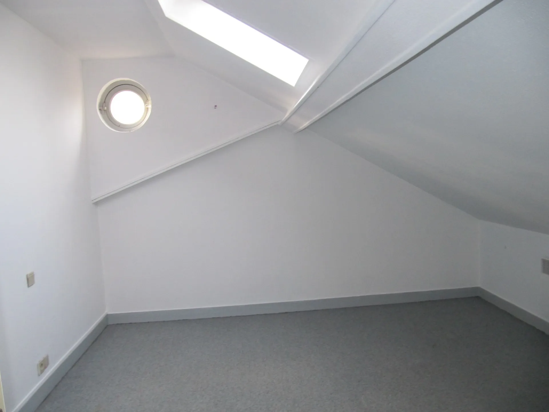 APPARTEMENT BERNAY PROCHE JARDIN PUBLIC, COMMERCES