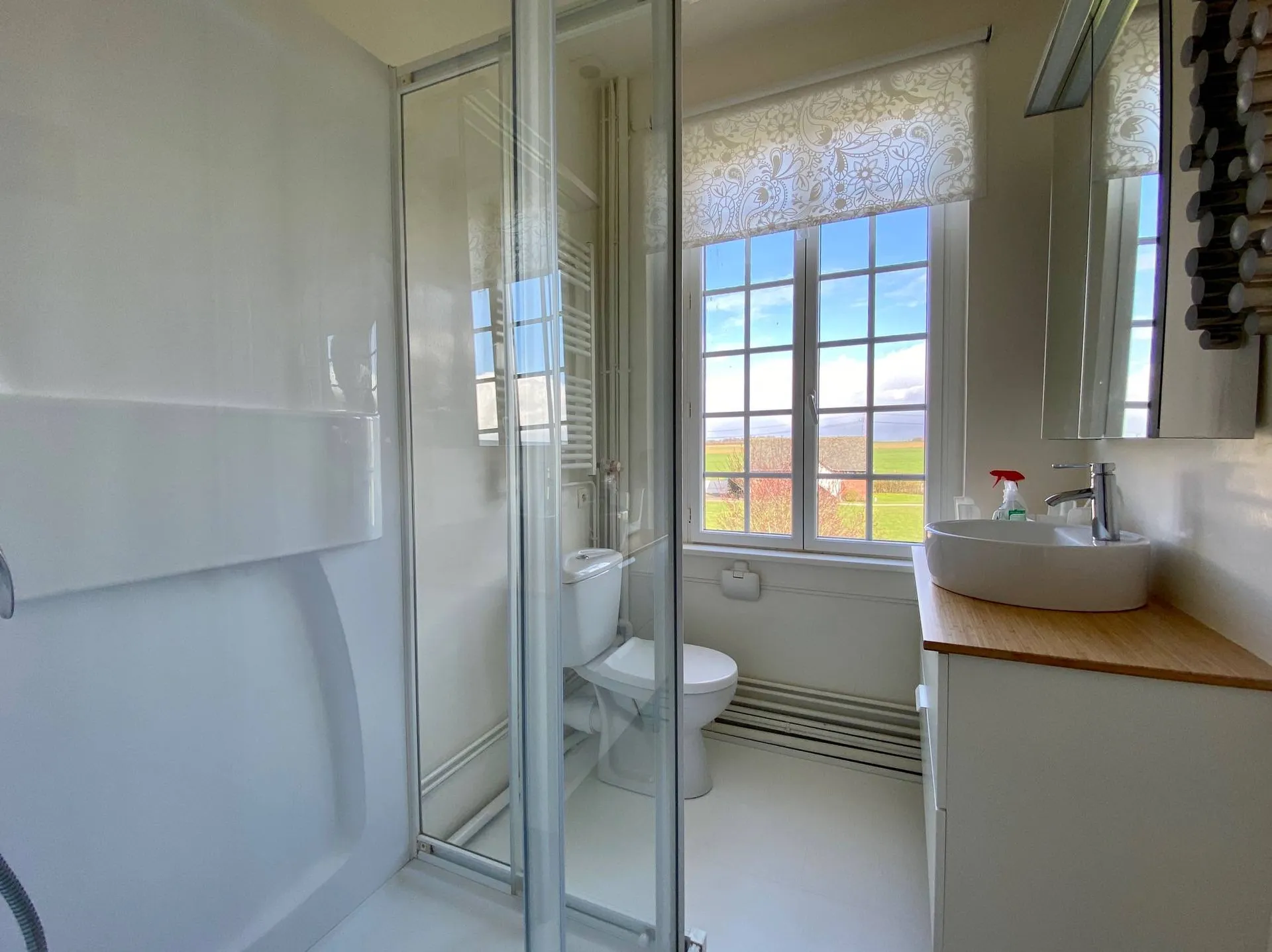 Vends maison de caractère située au calme et proche de la mer.