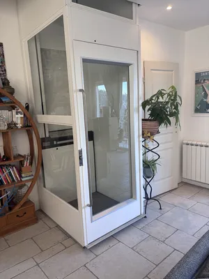l'élévateur Namilift 100% électrique dans son environnement sur 2 niveaux entre Aix et Avignon