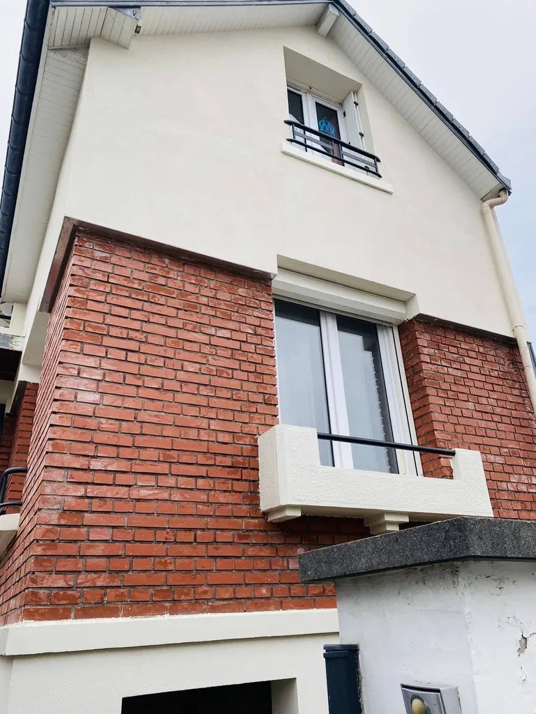 Exemple de rénovation énergétique réussie au Havre : isolation extérieure et mise en valeur des briques rouges.