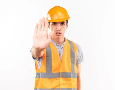 Geste de prévention rappelant que toute intervention électrique en entreprise nécessite une habilitation électrique adaptée.